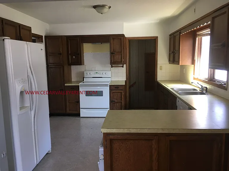 1570 E Ridgeway Ave — Photo 2