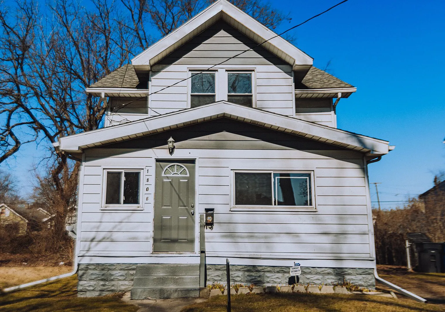Very beautiful and updated three bedroom one bathroom house available for rent today! — Photo 1