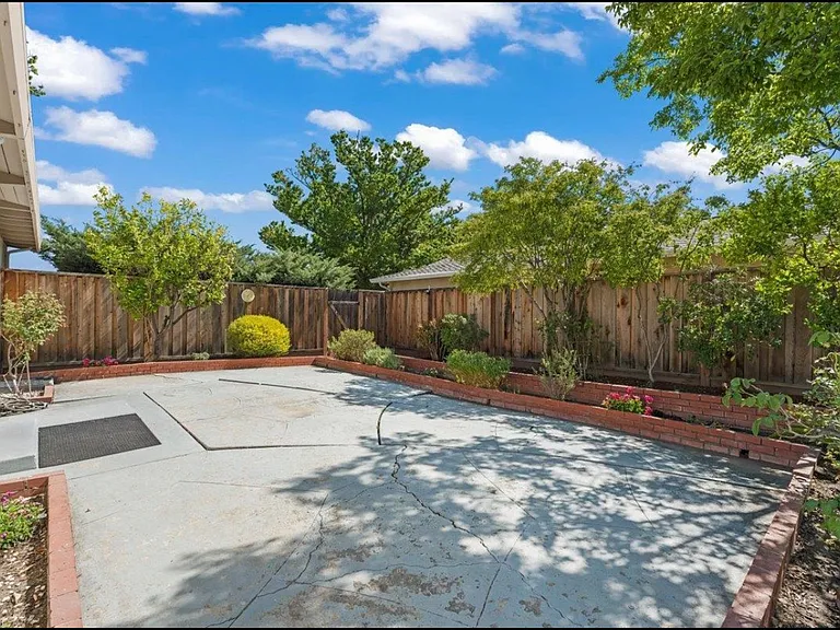 4878 Elester Dr — Photo 9