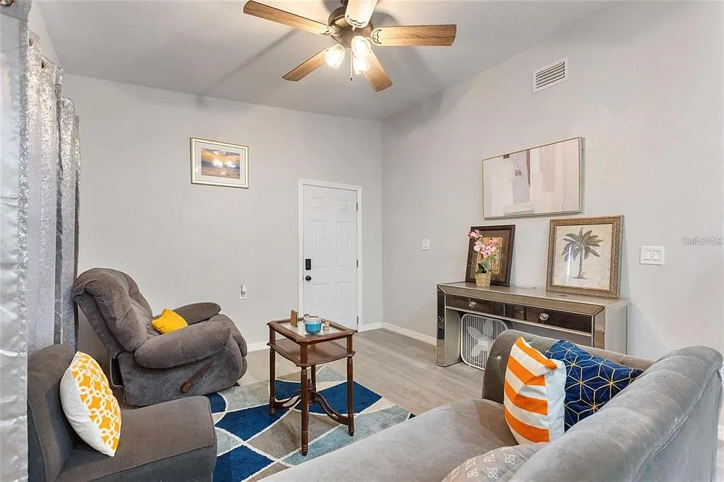 3 bed, 2.0 bath, 1040 sqft, $2,300 — Photo 4