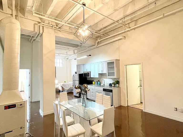 312 W 5th St #201 — Photo 7