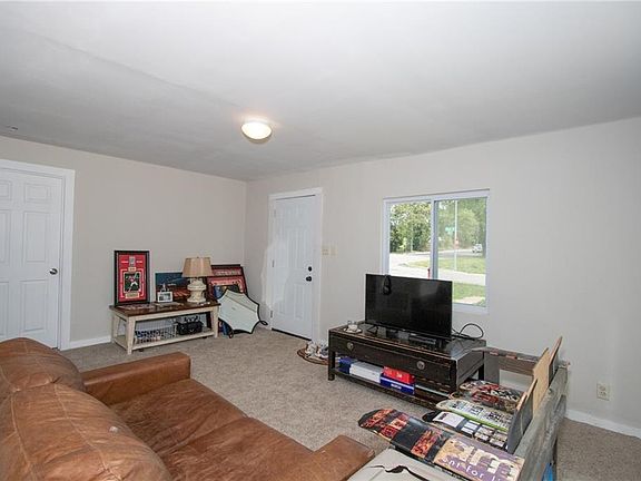 4th image of 7100 Flora Ave