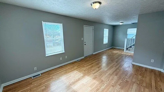 3 bed, 2.0 bath, 1180 sqft, $1,375 — Photo 2