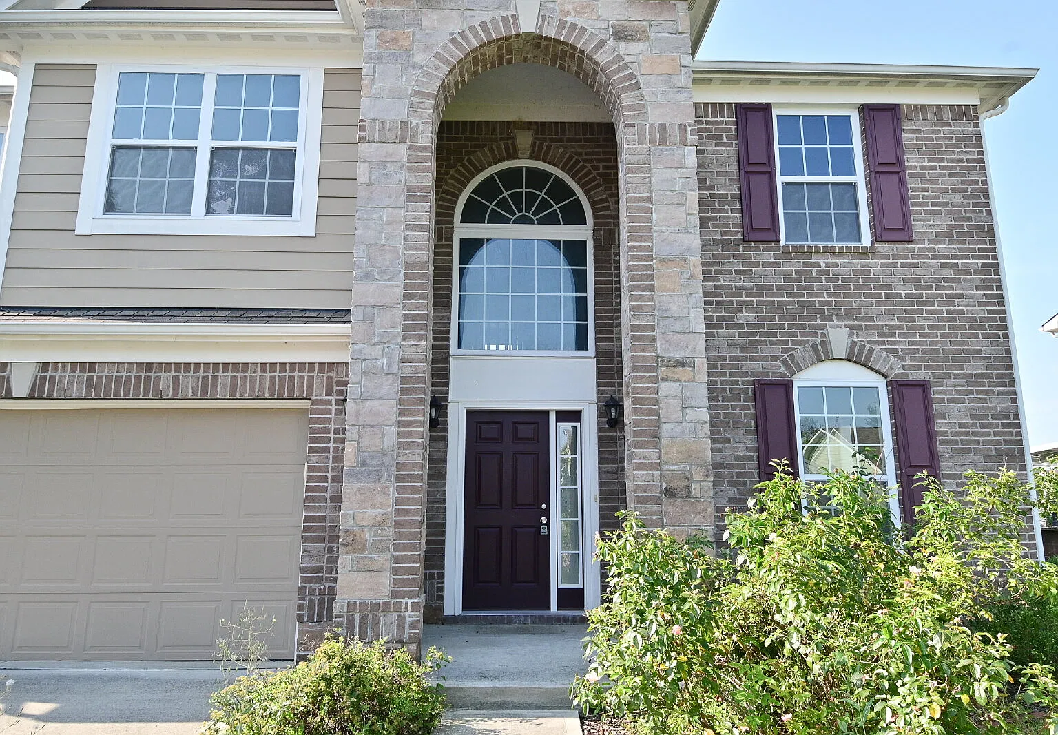 3 bed, 2.5 bath, 2518 sqft, $2,600 — Photo 2