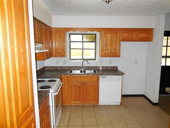 4th image of 1608 Lancaster Dr
