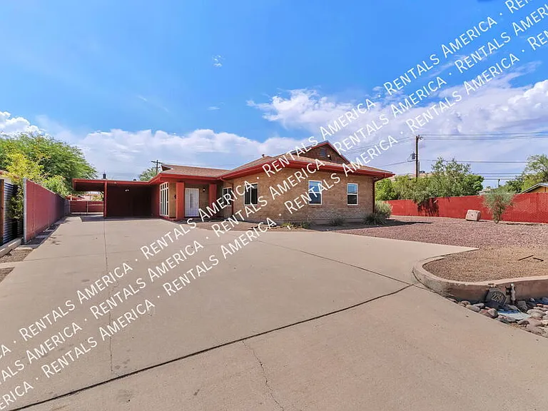 2250 E La Mirada St — Photo 2