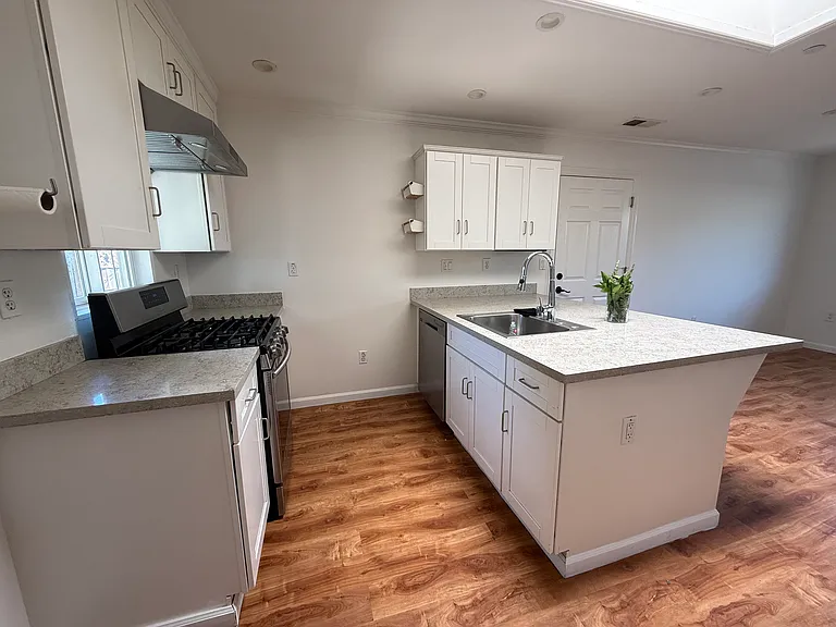 1761 Parkmoor Ave — Photo 5