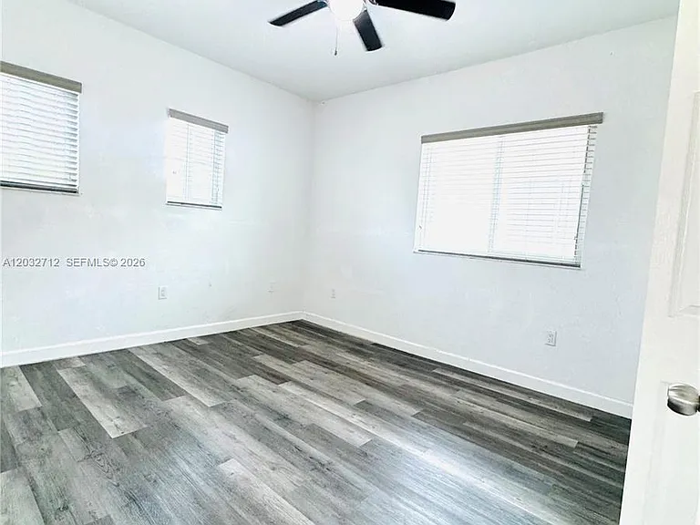 363 NE 35th Ter — Photo 21