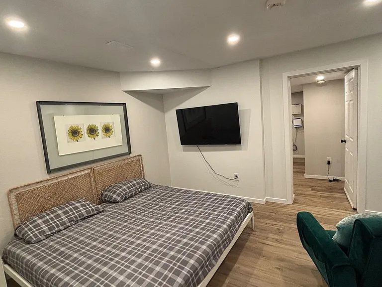 202 Glenada Ct #BASEMENT — Photo 4