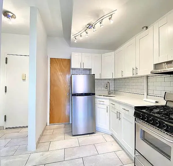 1819 2nd Ave #3H — Photo 2
