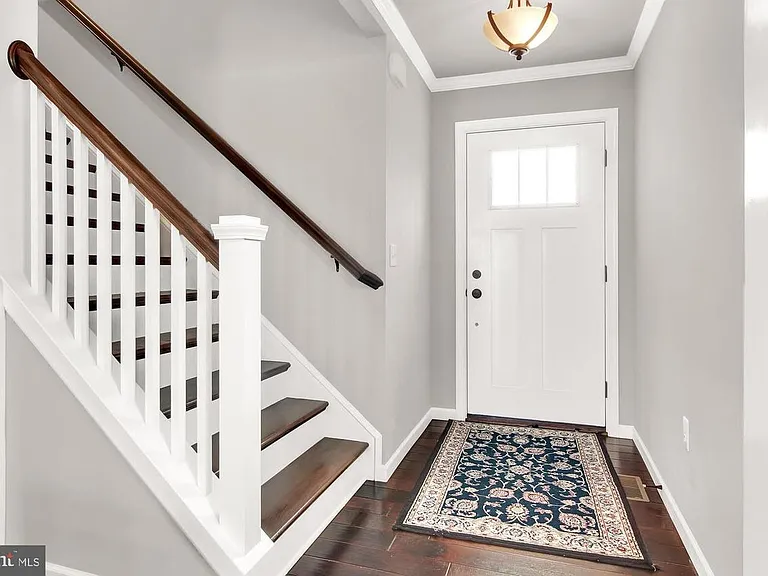 401 Landover Ct — Photo 2