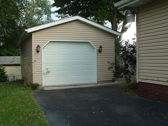 1.5 Car detached garage