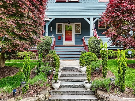 5th image of 296 Ridgewood Ave