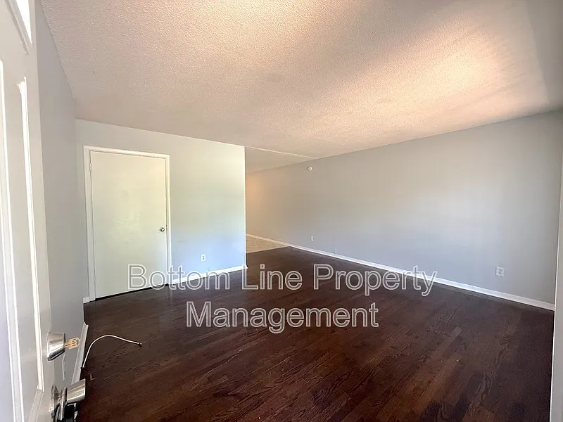 2 bed, 1.0 bath, 915 sqft, $1,250 — Photo 3