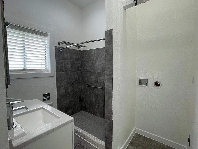 312 S Kellogg St #B — Photo 5