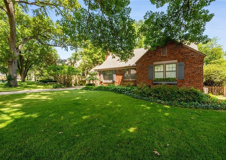 8015 Manor Rd, Leawood, KS 66206 Zillow
