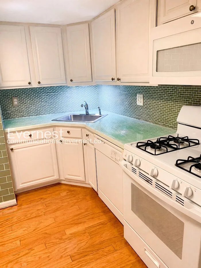 3 bed, 2.0 bath, 1207 sqft, $2,700 — Photo 2