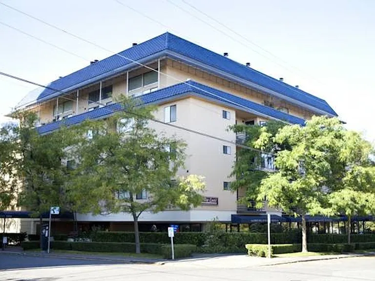 Hilltop Court Apartments — Photo 9