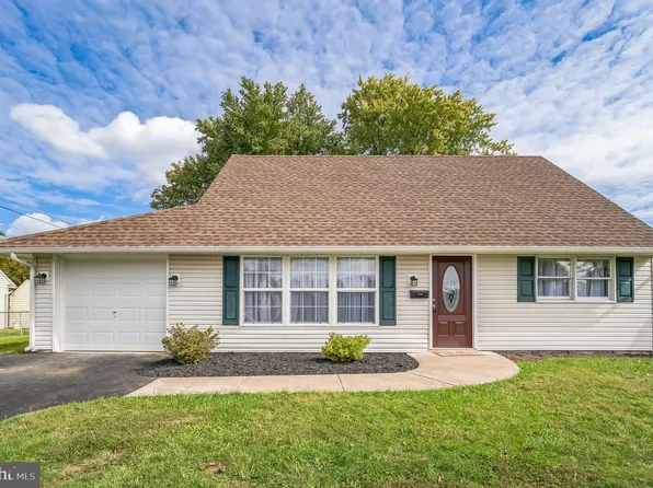 135 Hedge Rd, Levittown, PA 19056