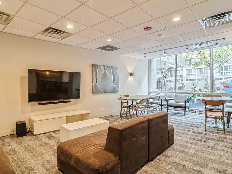 2930 N Sheridan Rd #202 — Photo 20