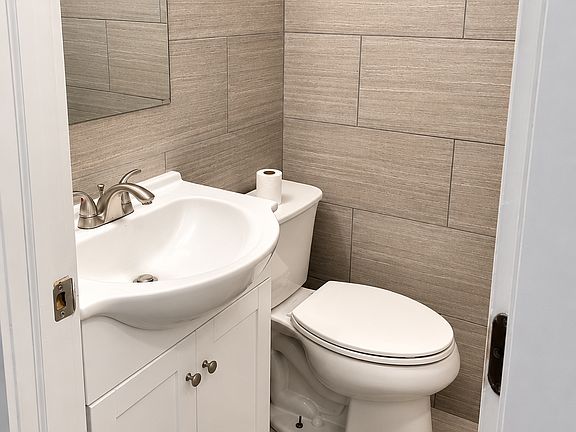 5th image of 6564 Myrtle Ave #3N