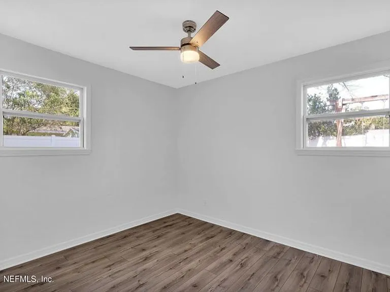 805 Plaza — Photo 9