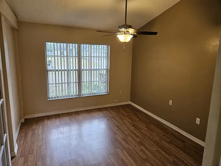 2586 Sheffield Dr — Photo 4