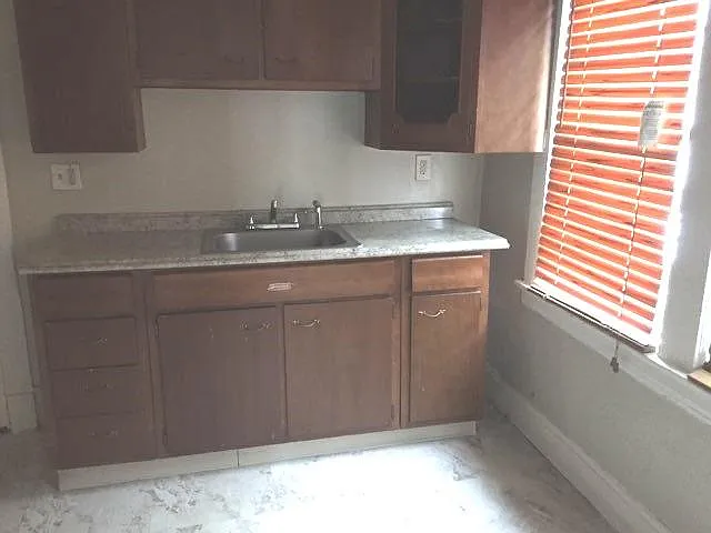 14304 Kingsford Ave photo 1