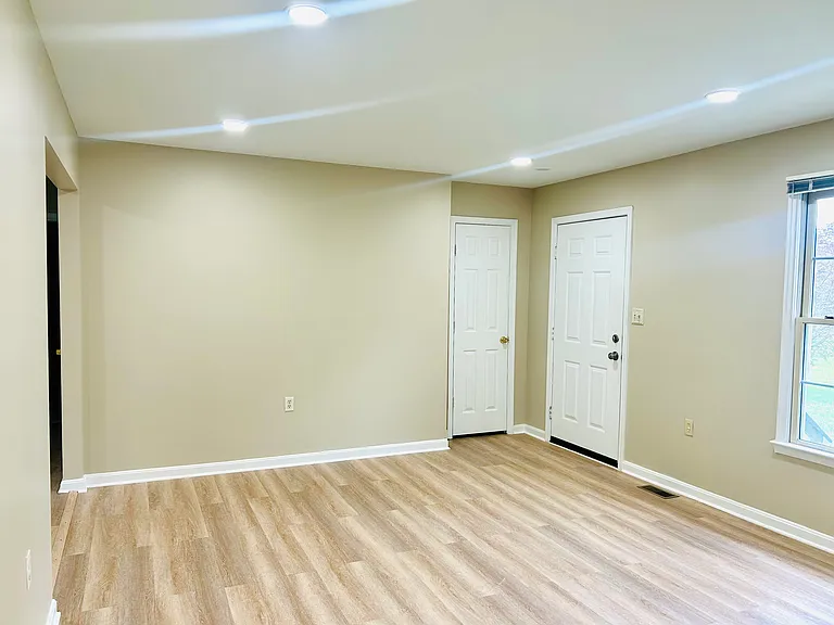 9549 Fingerboard Rd — Photo 12