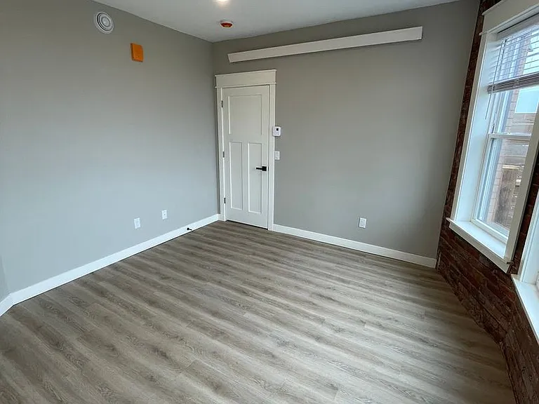 627 E 4th St — Photo 38