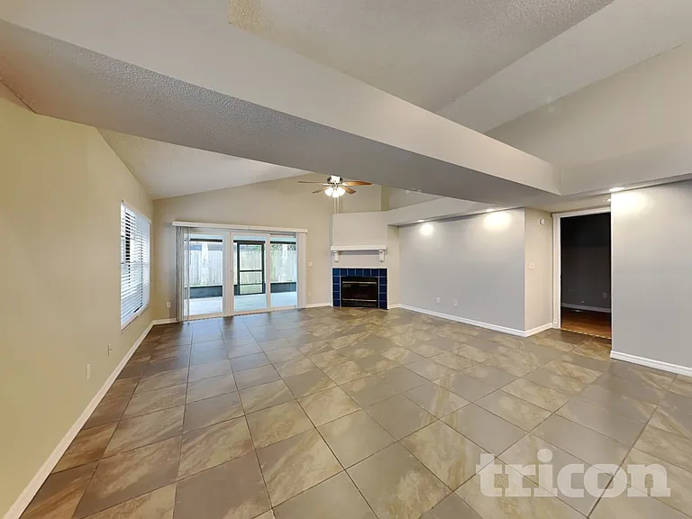 419 E Springtree Way — Photo 2
