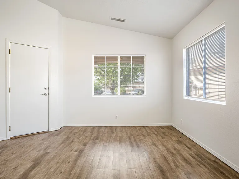 4705 Chow Ct NE — Photo 9