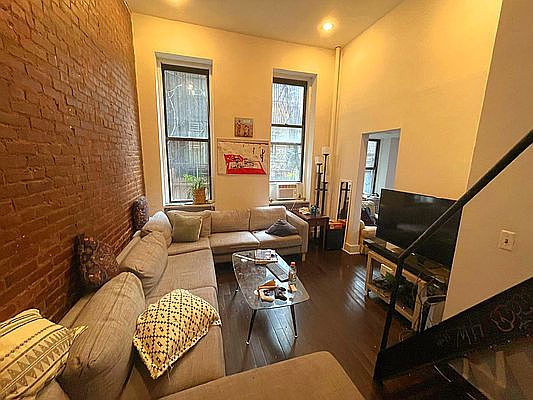1st image of 526 E 11th St APT 1