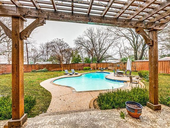3rd image of 5623 Meadow Crest Dr