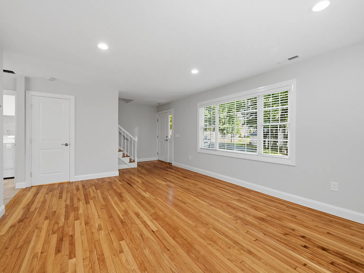3 bed, 1.5 bath, 1325 sqft, $3,000 — Photo 1