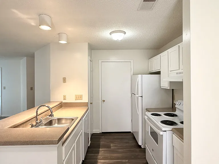 28 Hamiltons Harbor Dr #DR932 — Photo 3