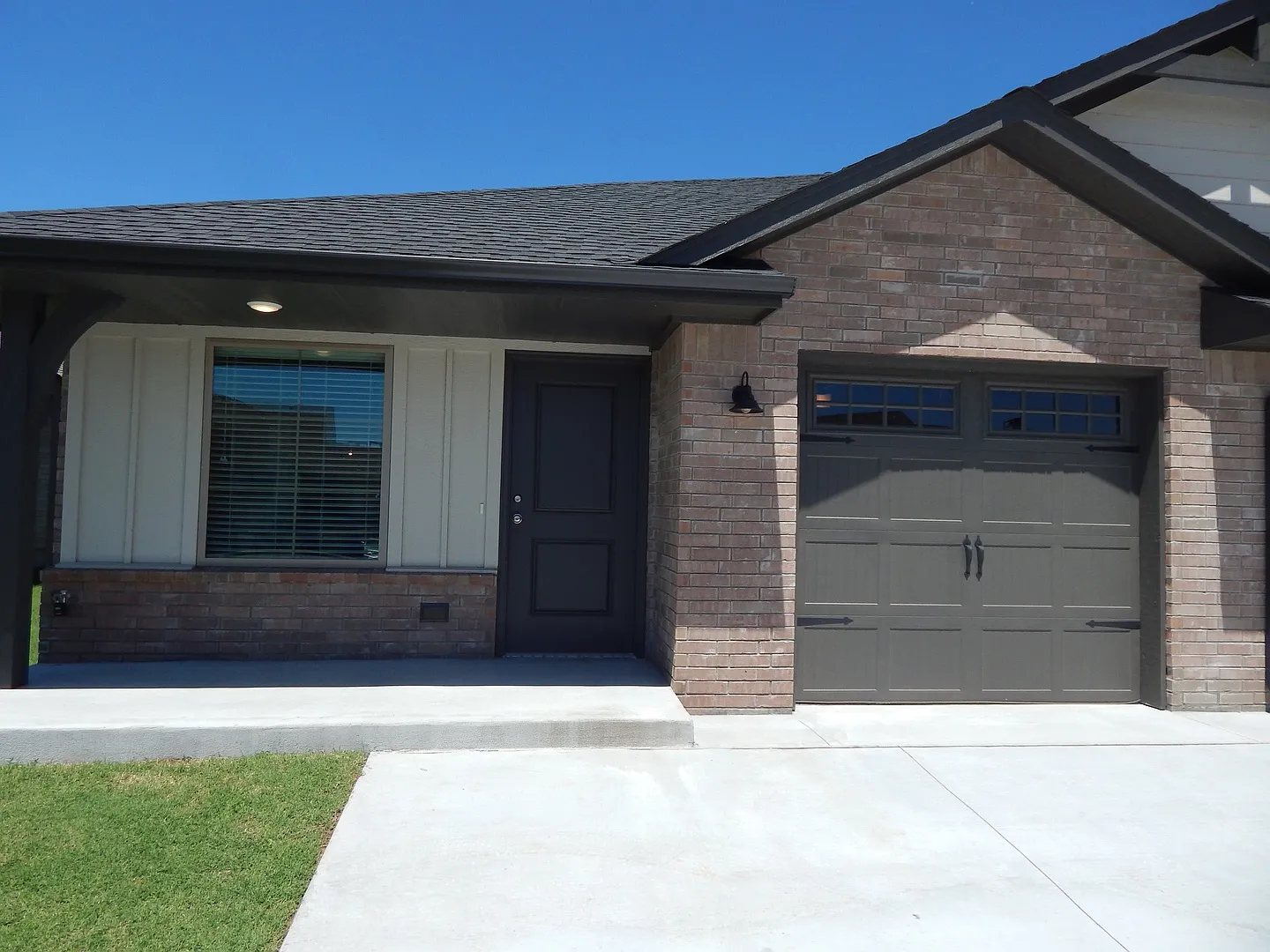 2 Bedroom 2 Bath Duplex With 1 Car Garage Located Off Broadway Extension — Photo 2