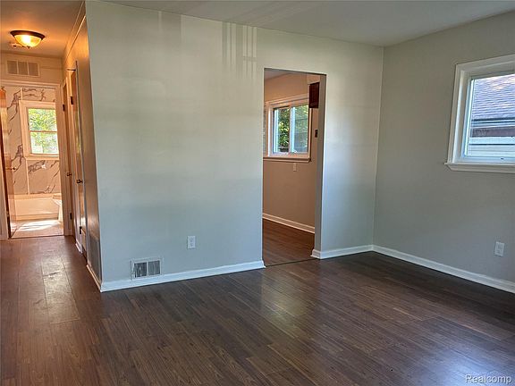 4th image of 14024 Lamphere St