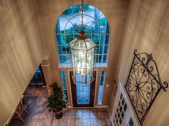 Dramatic 2 story foyer entry