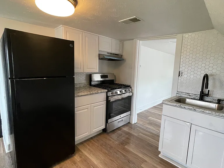 1435 Elm St #3 — Photo 6