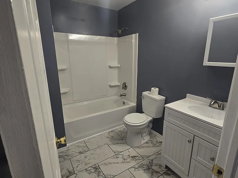 821-23 W 21st St #823 — Photo 4