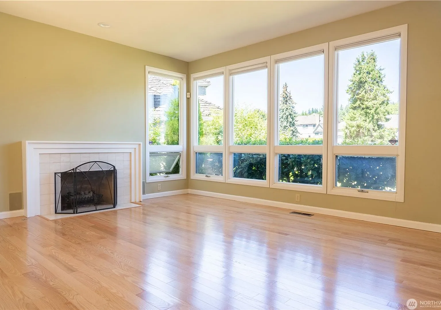 4Bd/2.5Ba Bellevue Home — Photo 4