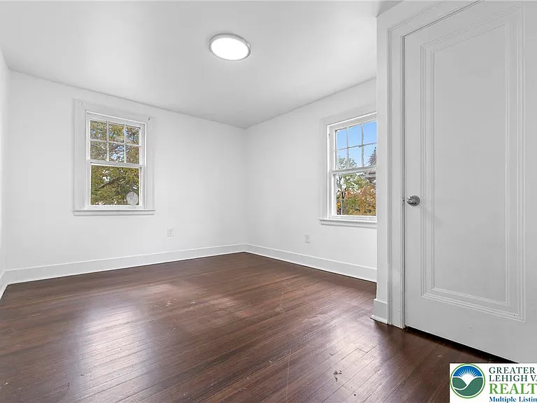 409 E Washington Ave — Photo 13