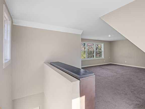 4th image of 901 Belvoir Ave