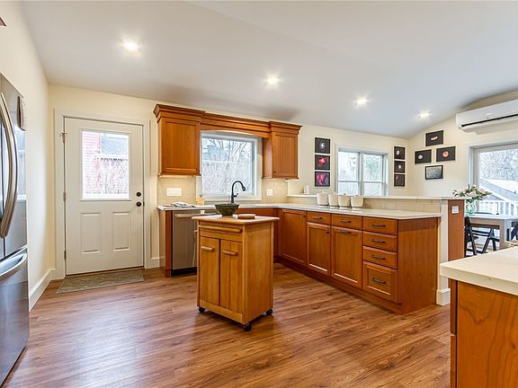 4th image of 24 Elm St