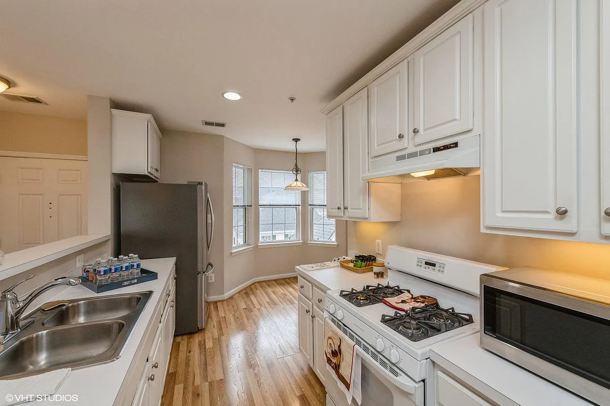 Building Photo - 25340 Lake Mist Sq #301