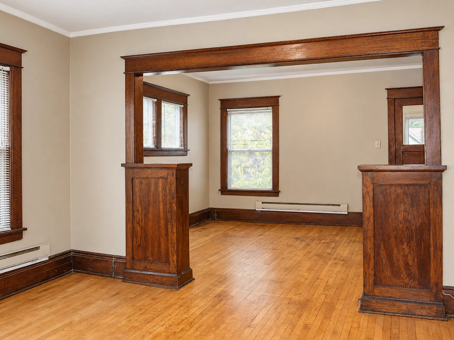 Great units with orignal woodwork and hard wood floors — Photo 4