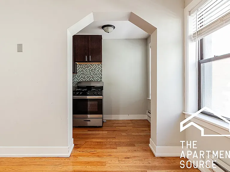 437 W Roscoe St #1 — Photo 2