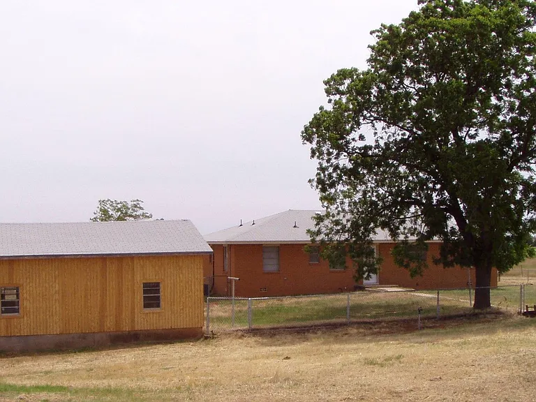 555 SW Belmont Ave — Photo 2