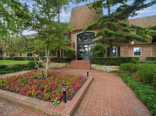 1220 Park Ave W APT 132, Highland Park, IL 60035